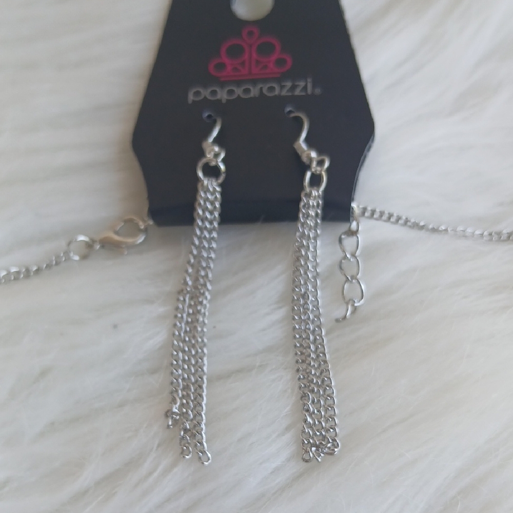 Paparazzi Silver Green Necklace with Elegant Pendant - Picture 5 of 6